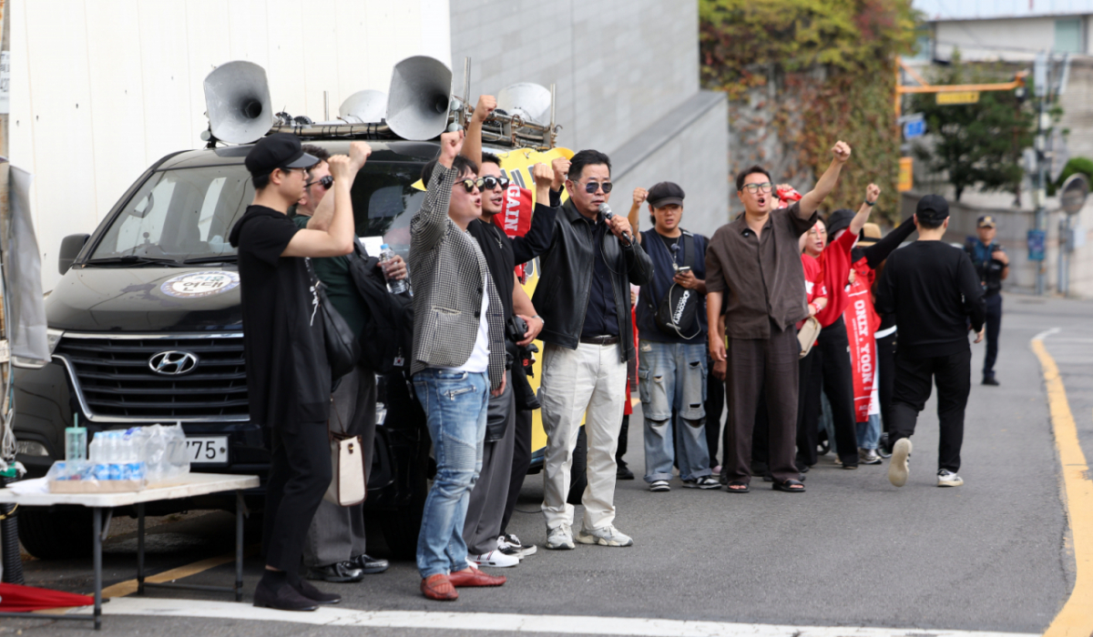 보수성향 시민단체 관계자들이 지난 4일 서울 성북구 소재 배우 유해진 씨 자택 인근에서 집회를 열고 영화 '암살자(들)'에 대해 규탄하고 있다./사진=뉴시스.