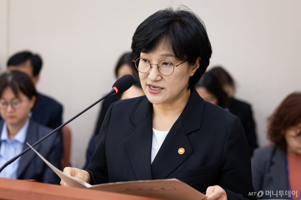 (서울=뉴스1) 유승관 기자 = 원민경 성평등가족부 장관이 28일 서울 여의도 국회에서 열린 성평등가족위원회의 성평등가족부 등에 대한 국정감사에 출석해 인사말 및 업무보고를 하고 있다. 2026.10.28/뉴스1 Copyright © 뉴스1. All rights reserved. 무단 전재 및 재배포, AI학습 이용 금지. /사진=(서울=뉴스1) 유승관 기자