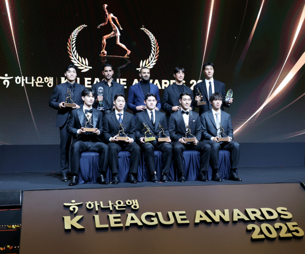 K리그1 베스트11 선수들이 1일 서울 홍은동 스위스그랜드호텔에서 열린 하나은행 K리그 2025 대상시상식에서 감독상을 수상한 후 기념촬영을 하고 있다. 한국프로축구연맹은 베스트 11에 선정된 송범근(전북), 이명재(대전), 야잔(서울), 홍정호(전북), 김문환(대전), 송민규(전북), 김진규(전북), 박진섭(전북), 강상윤(전북), 이동경(울산), 싸박(수원FC) 을 선정했다. 2025.12.01. /사진=강영조 cameratalks@