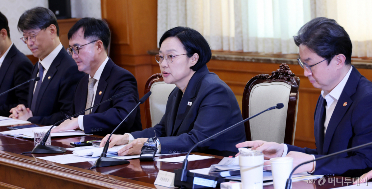 [서울=뉴시스] 박영태 기자 = 한성숙 국무총리가 27일 오후 서울 종로구 정부서울청사에서 진행된 범부처 주택 신속공급 점검회의에 참석해 발언하고 있다. 2026.10.27. since1999@newsis.com /사진=박영태