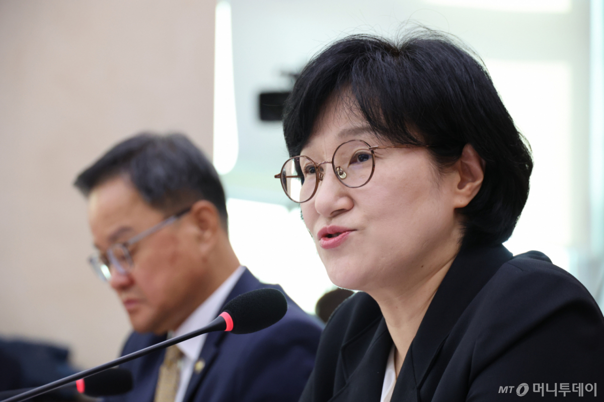 (서울=뉴스1) 신웅수 기자 = 원민경 성평등가족부 장관이 28일 서울 여의도 국회에서 열린 성평등가족위원회의 성평등가족부 등에 대한 국정감사에서 의원 질의에 답변하고 있다. 2026.10.28/뉴스1 Copyright © 뉴스1. All rights reserved. 무단 전재 및 재배포, AI학습 이용 금지. /사진=(서울=뉴스1) 신웅수 기자