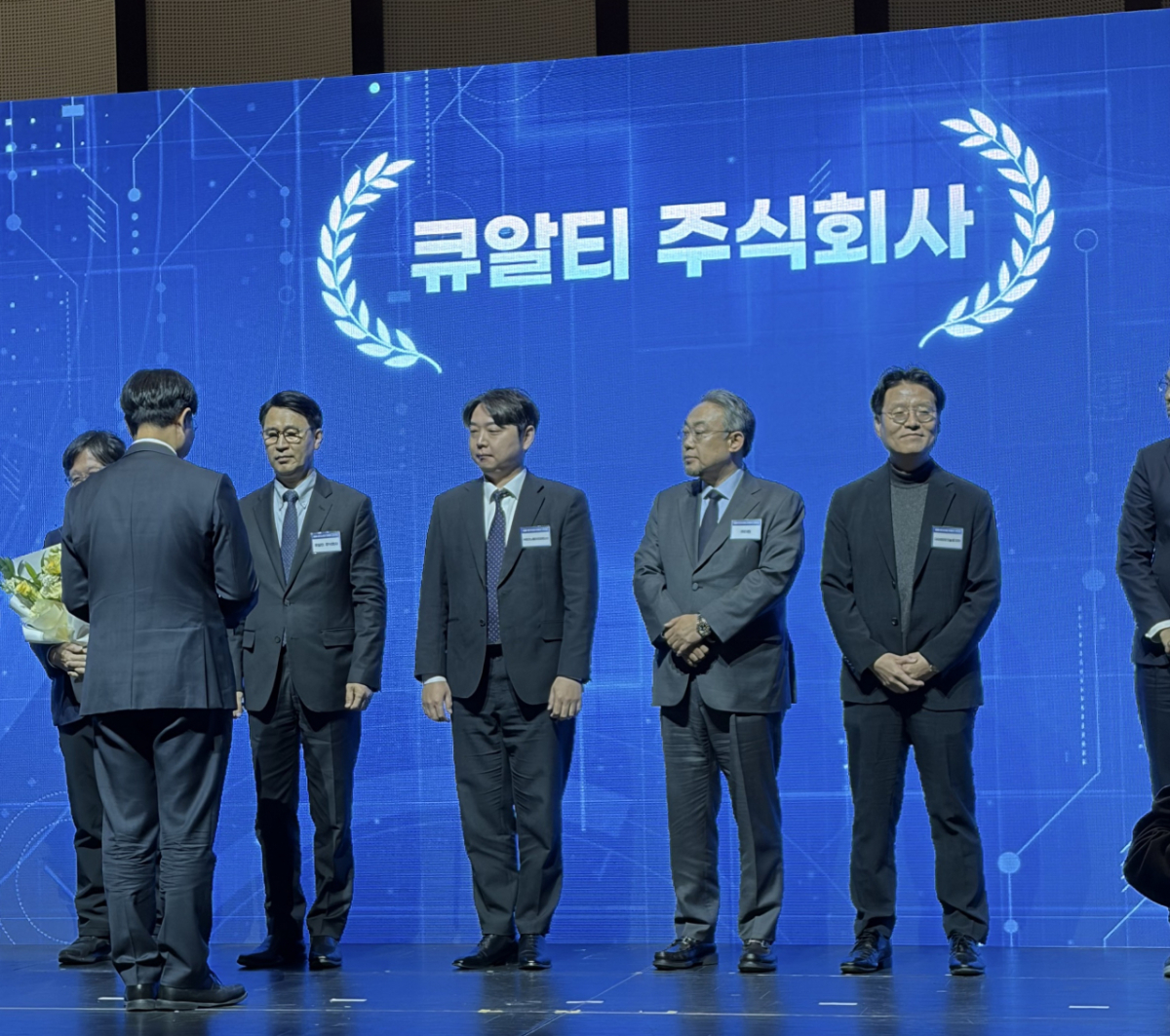 경기도 수원컨벤션센터에서 열린 '국제 연구산업 컨벤션 2026'에서 이규복 큐알티 대표이사가 연구산업 유공 '과학기술정보통신부 장관표창'을 수상하고 있다. /사진제공=큐알티