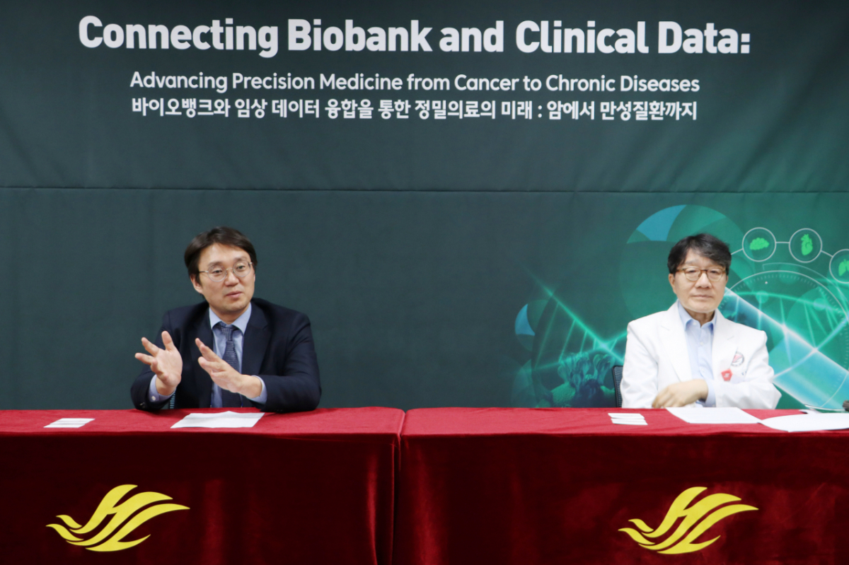 On the 27th, Kim Yong-gyun, director of the Hallym International Antimicrobial Resistance Center (left), and Professor Kim Yang-su, Department of Infectious Diseases at Hallym University Sacred Heart Hospital (right), explained the background behind their research on "CombiANT" diagnostic technology, which aims to find personalized antibiotic combinations in collaboration with Uppsala University in Sweden. The photo was taken at Hallym University Sacred Heart Hospital in Pyeongchon-dong, Anyang City, Gyeonggi Province. /Photo provided by Hallym University Medical Center