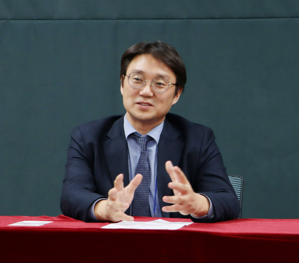 Kim Yong-gyun, director of the Hallym International Antimicrobial Resistance Center, explains to a reporter about "CombiANT," the diagnostic technology that finds the "antibiotic golden recipe." /Photo provided by Hallym University Medical Center