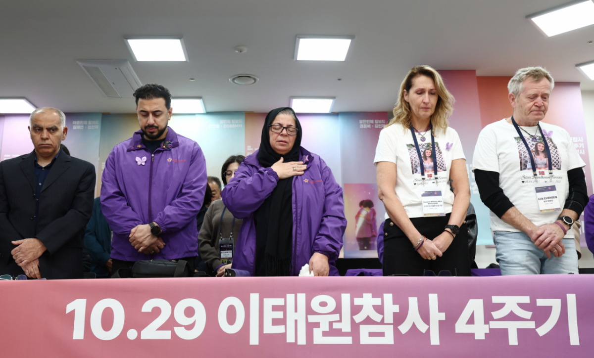 10·29 이태원참사 4주기를 하루 앞둔 28일 오전 서울 종로구 별들의 집에서 열린 이태원참사 4주기 외국인 유가족 기자간담회에서 외국인 유가족들이 추모 묵념을 하고 있다./사진=뉴스1.