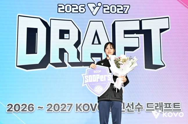 중앙여고 세터 김미주가 28일 서울 강서구 메이필드호텔에서 열린 2026~2027 한국배구연맹(KOVO) 여자 신인선수 드래프트에서 SOOP 수퍼스의 1라운드 전체 2순위 지명을 받았다. /사진=KOVO 제공