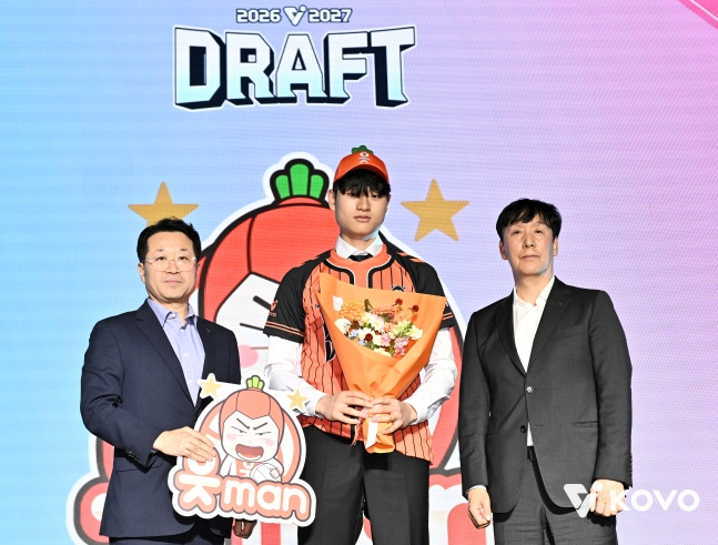 인하대 윤경이 28일 서울 강서구 메이필드호텔에서 열린 2026~2027 한국배구연맹(KOVO) 남자 신인선수 드래프트에서 전체 1순위 지명을 받았다. /사진=KOVO 제공
