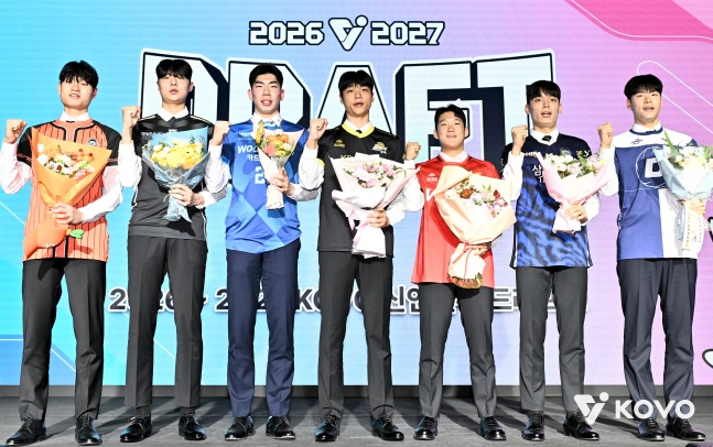 1라운드 지명 선수들이 28일 서울 강서구 메이필드호텔에서 열린 2026~2027 한국배구연맹(KOVO) 남자 신인선수 드래프트에서 기념 사진을 찍었다. /사진=KOVO 제공