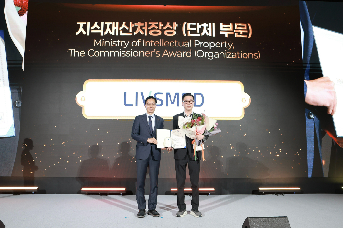 'KINPA 컨퍼런스 2026'에서 기업지식재산대상을 수상한 이정주 리브스메드 대표(오른쪽)와 김용선 지식재산처장이 사진촬영을 하고 있다. /사진제공=리브스메드