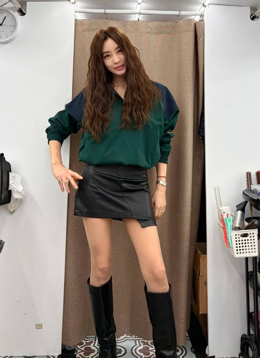 50대의 나이에도 군살 없는 몸매를 자랑하는 배우 김혜수가 수중에서 진행하는 몸매 관리법을 선보였다. /사진=김혜수 인스타그램