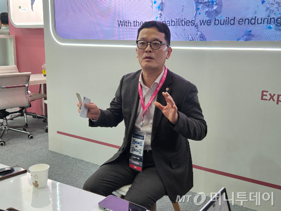 이현민 비티젠 대표가 서울 삼성동 코엑스에서 열린 '바이오플러스-인터펙스 코리아' 행사장에서 <머니투데이>와 만나 사업계획을 설명하고 있다. /사진=정기종 기자