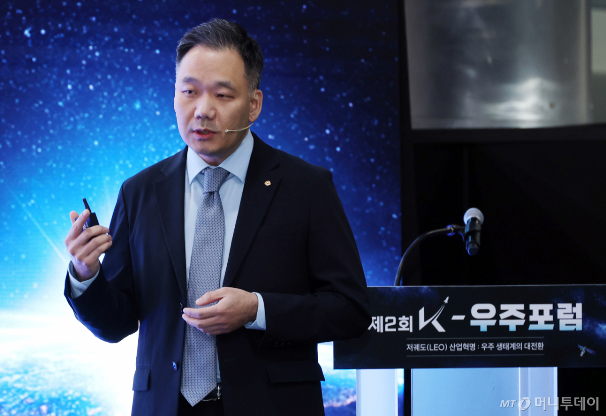 김선 한화그룹 우주사업총괄 부사장이 28일 서울 강남구 코엑스에서 열린 '제2회 K-우주포럼'에서 '대한민국 원팀의 우주주권 승부수'에 대해 발표하고 있다. /사진=김창현 기자 chmt@