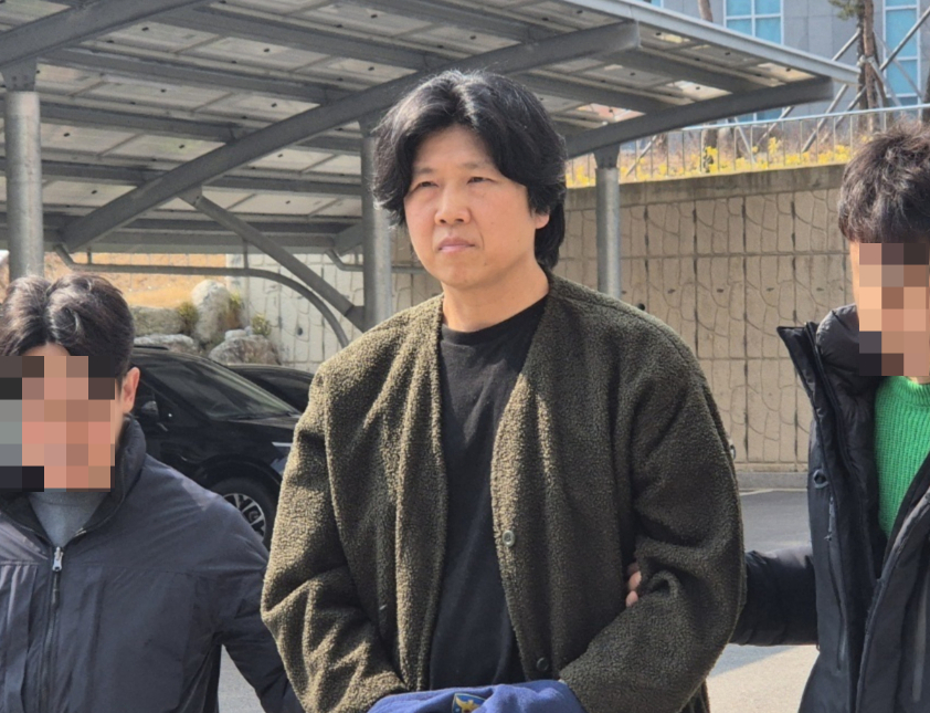대마초를 소지하고 흡입한 혐의로 입건된 밴드 시나위 보컬 김바다(54·본명 김정남)가 지난 3월10일 춘천지법 속초지원에서 열리는 구속 전 피의자 심문(영장실질심사)을 받기 위해 법정으로 이동하고 있다. 2026.3.10/사진=뉴스1