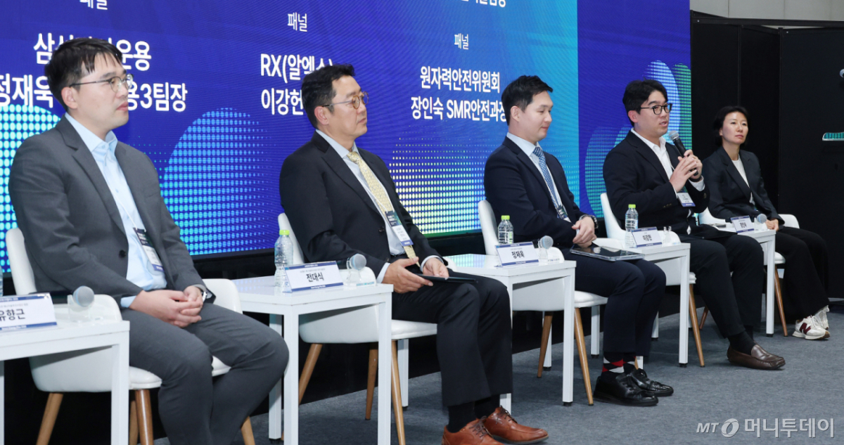 이강헌 RX 대표(오른쪽 두번째)가 28일 서울 강남구 코엑스에서 열린 '스마트에너지플러스 2026' 오픈 스테이지 'SMR 특별 세션'에 참석해 '경수형 열공급 SMR 개발을 통한 탈탄소 산업별 공급전략'에 대해 발표하고 있다. /사진=김창현 기자 chmt@