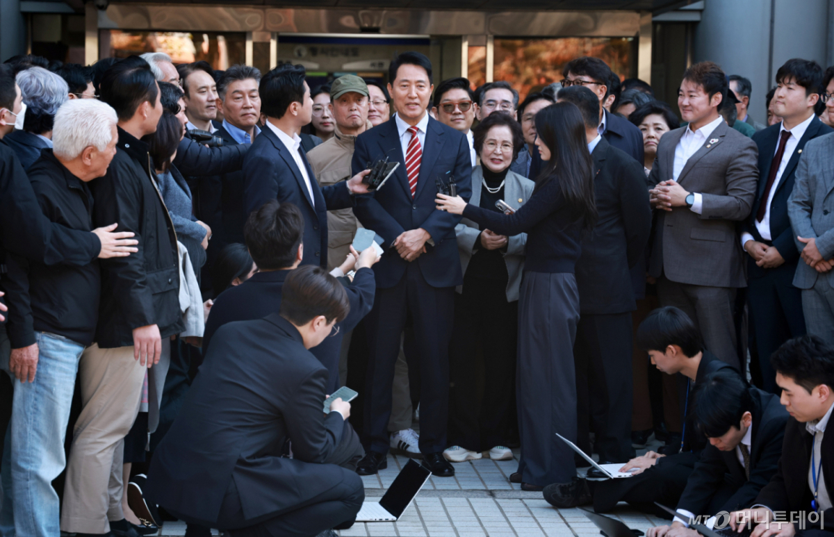 (서울=뉴스1) 구윤성 기자 = 오세훈 서울시장이 23일 서울 서초구 서울고등법원에서 열린 '명태균 여론조사 대납 의혹 사건' 항소심 선고 공판에서 무죄 판결을 받고 법원을 나서며 입장을 밝히고 있다. 2026.10.23/뉴스1 Copyright © 뉴스1. All rights reserved. 무단 전재 및 재배포, AI학습 이용 금지. /사진=(서울=뉴스1) 구윤성 기자