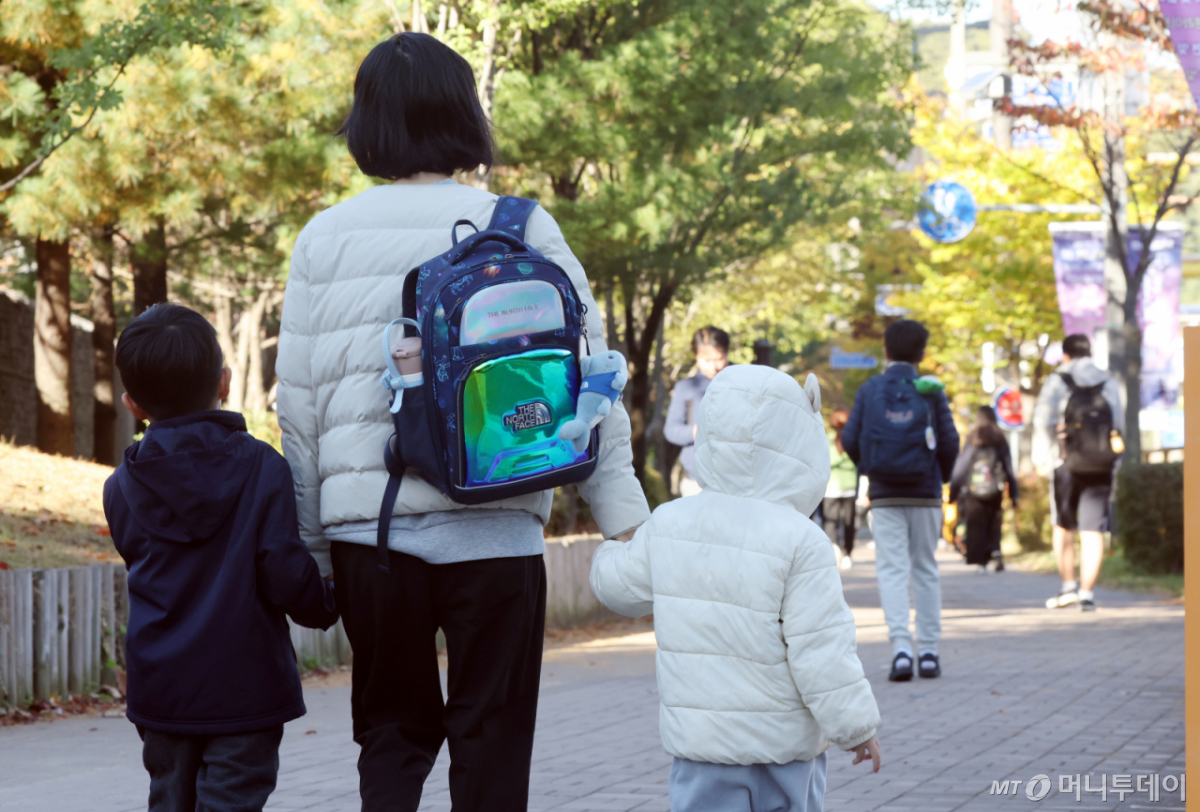 경기도 일부 지역 아침 최저기온이 올가을 들어 처음으로 영하권으로 떨어지며 초겨울 수준의 날씨를 보인 22일 오전 경기 화성시의 한 초등학교 앞에서 학생들이 두터운 외투를 입고 등교를 하고 있다./사진=뉴스1