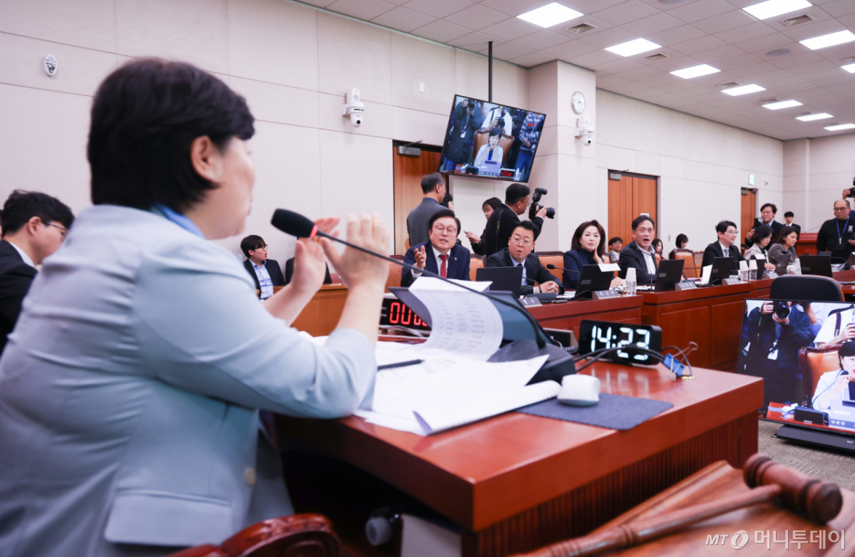 [서울=뉴시스] 김근수 기자 = 국민의힘 법제사법위원회 소속 의원들이 26일 서울 여의도 국회 법제사법위원회(법무부 등) 종합 국정감사에서 김혜경 여사 골프 의혹 관련 영상재생이 거절되자 항의하고 있다. 2026.10.26. ks@newsis.com /사진=김근수