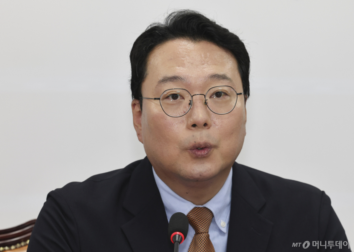 [서울=뉴시스] 최진석 기자 = 천하람 개혁신당 원내대표가 26일 여의도 국회에서 열린 비상대책위원회의에서 발언하고 있다.   이날 비대위에서 천 원내대표는 이기인 비대위원장의 경기남부 출마 요청에 "송구스럽고 죄송스럽기도 하지만 순천갑 당협위원장 맡기를 희망한다"고 답했다. 2026.10.26. myjs@newsis.com /사진=최진석