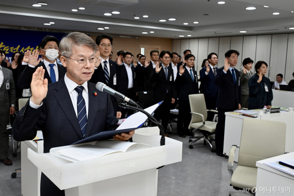 (광주=뉴스1) 김태성 기자 = 민형배 전남광주통합특별시장 22일 전남광주통합특별시 광주청사 중회의실에서 열린 국회 행정안전위원회 국정 감사에서 증인선서를 하고 있다. 2026.10.22/뉴스1 Copyright © 뉴스1. All rights reserved. 무단 전재 및 재배포, AI학습 이용 금지. /사진=(광주=뉴스1) 김태성 기자
