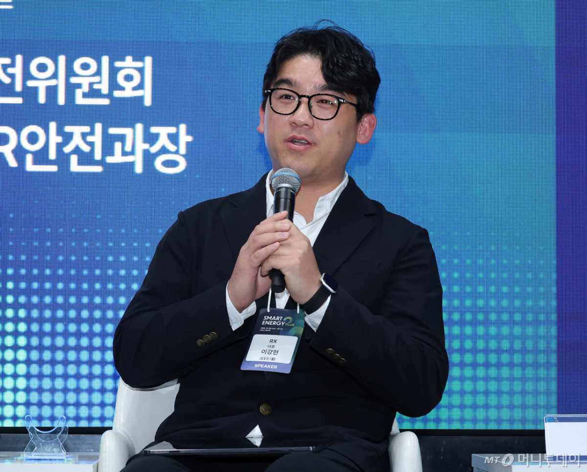이강헌 RX 대표가 28일 서울 강남구 코엑스에서 열린 '스마트에너지플러스 2026' 오픈 스테이지 'SMR 특별 세션'에 참석해 '경수형 열공급 SMR 개발을 통한 탈탄소 산업별 공급전략'에 대해 발표하고 있다. /사진=김창현 기자 chmt@