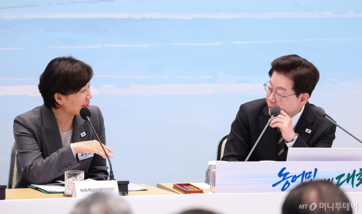 (서울=뉴스1) 허경 기자 = 이재명 대통령과 송미령 농림축산식품부 장관이 26일 청와대 영빈관에서 열린 농어촌 간담회에서 대화하고 있다. 2026.10.26/뉴스1 Copyright © 뉴스1. All rights reserved. 무단 전재 및 재배포, AI학습 이용 금지. /사진=(서울=뉴스1) 허경 기자