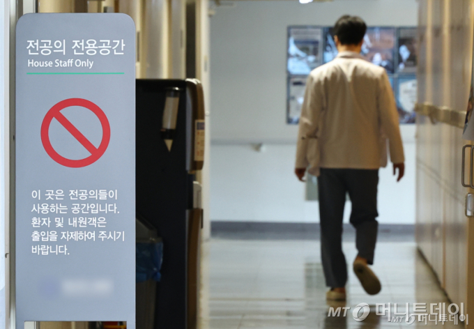 전공의들의 최장 연속근무 시간을 24시간 이내로 하는 것을 골자로 한 '전공의 수련환경 개선 및 지위 향상을 위한 법률'(전공의법) 개정안'이 시행된 지난 2월 21일 서울 한 병원 전공의 전용공간에 의료진이 이동하고 있다. /사진=뉴시스