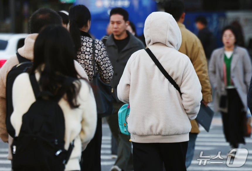 목요일인 오늘(29일)은 아침 최저 기온이 0도 안팎까지 떨어지며 춥겠다. 강원 내륙·산지와 충북, 경북 내륙 일부 지역은 영하권을 기록하겠고, 오후부터는 수도권과 강원 영서를 시작으로 비가 내리겠다.