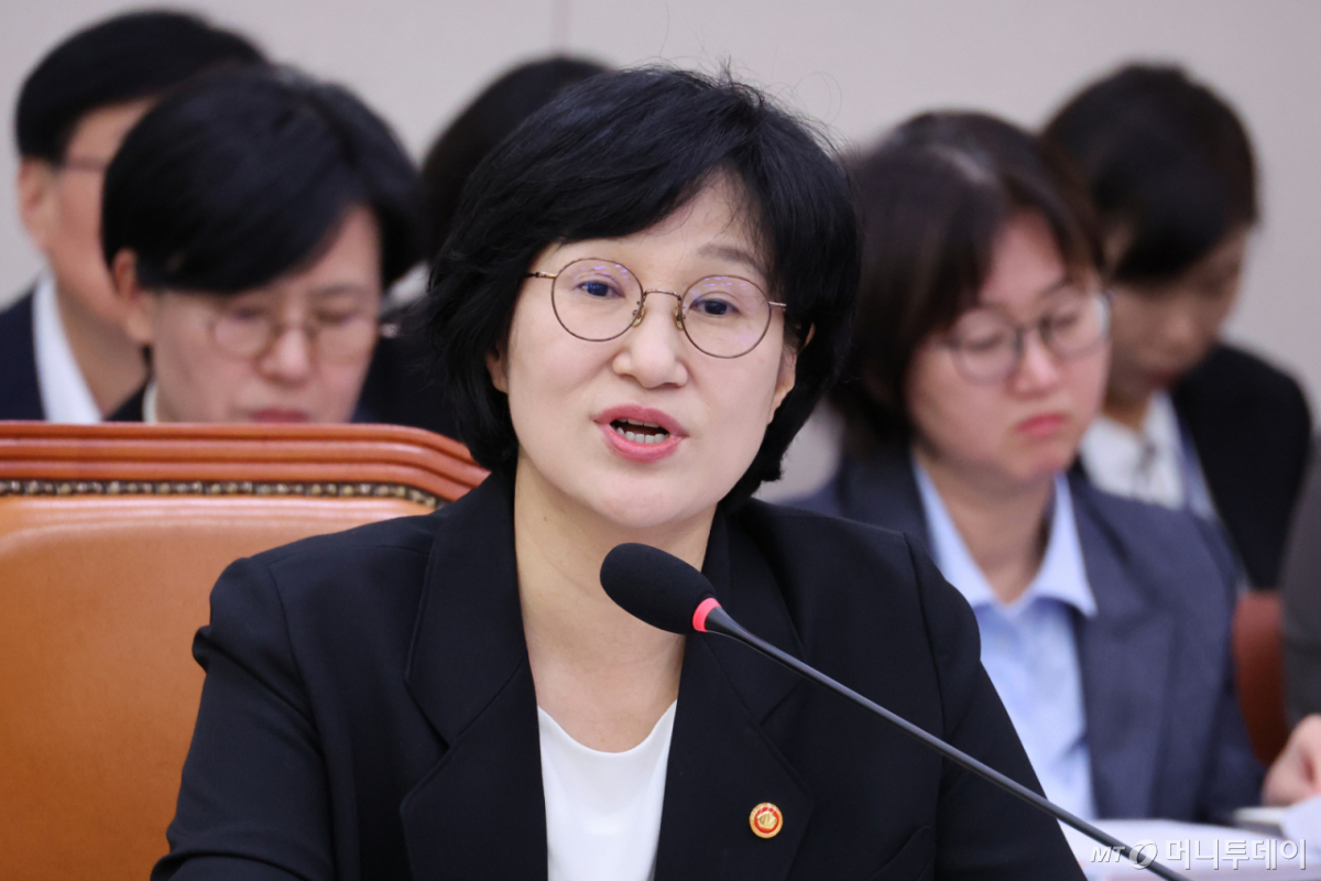 (서울=뉴스1) 신웅수 기자 = 원민경 성평등가족부 장관이 28일 서울 여의도 국회에서 열린 성평등가족위원회의 성평등가족부 등에 대한 국정감사에서 의원 질의에 답변하고 있다. 2026.10.28/뉴스1 Copyright © 뉴스1. All rights reserved. 무단 전재 및 재배포, AI학습 이용 금지. /사진=(서울=뉴스1) 신웅수 기자