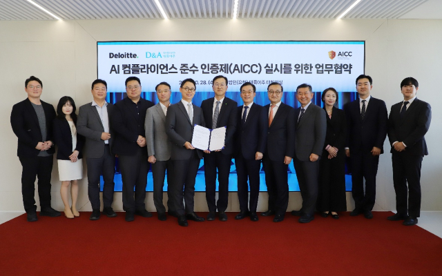 (왼쪽 6번째부터) 이규철 법무법인 대륙아주 대표변호사와 길기완 딜로이트 안진회계법인 대표이사, 임진석 법무법인 린 대표변호사가 기업의 AI 컴플라이언스 준수 인증 및 관리 체계 고도화 지원을 위한 업무협약(MOU)을 체결 이후 기념촬영을 하고 있다 /사진제공=법무법인 린