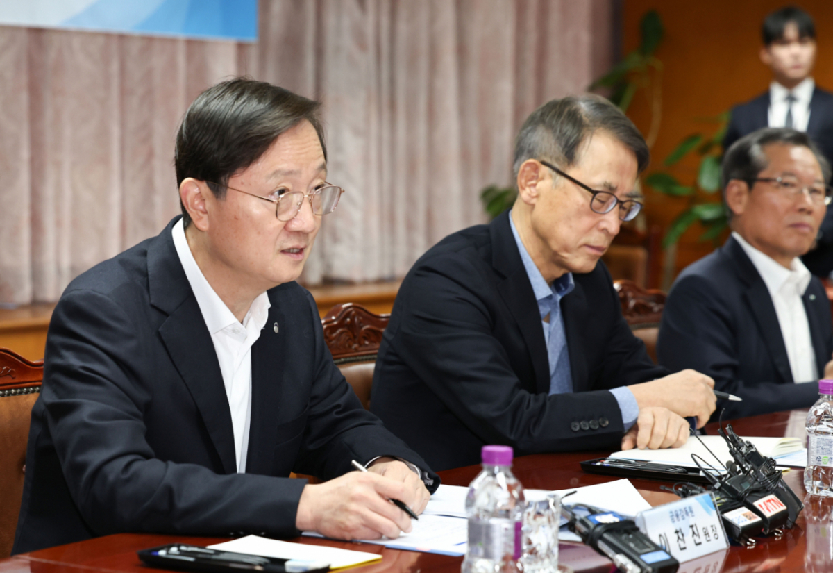 이찬진 금융감독원장이 28일 오전 서울 영등포구 금융감독원에서 열린 8대 은행지주 이사회 의장 조찬 간담회에서 발언하고 있다. /뉴스1