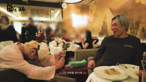그룹 빅뱅 지드래곤이 같은 그룹 멤버 대성에게 깜짝 프러포즈를 했다./사진=유튜브 채널 'Official GDRAGON'
