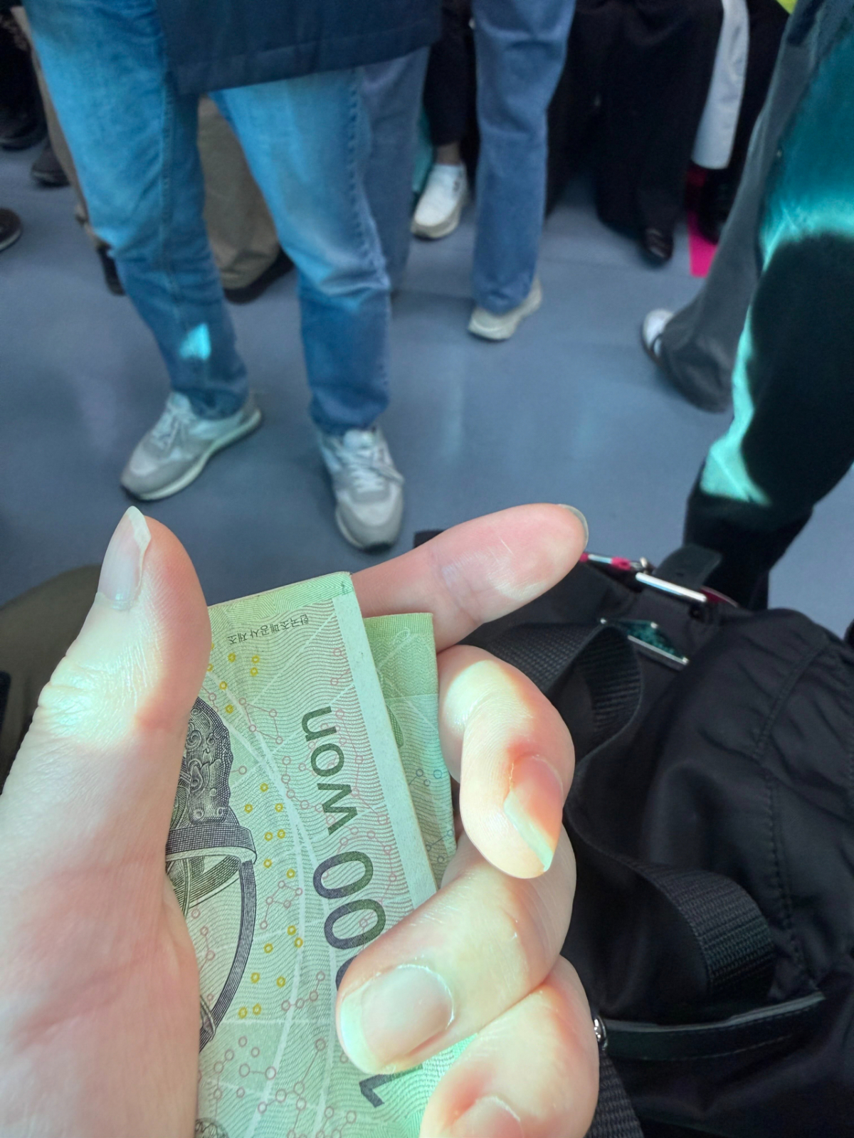 출근길 지하철에서 만난 할머니에게 뜻밖의 용돈을 받은 임산부의 사연이 온라인에서 훈훈한 감동을 주고 있다./사진=온라인 SNS(소셜미디어) 화면 갈무리.