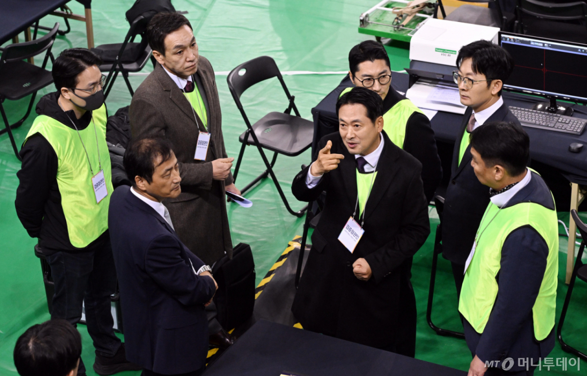 [서울=뉴시스] 사진공동취재단 = 장동혁 국민의힘 대표와 국민의힘 검증참관인이 28일 오전 서울 송파구 올림픽공원 핸드볼경기장 앞에서 열린 선관위 특검 올림픽공원 현장 검증에서 이태한 선거관리위원회 특별검사에게 항의하고 있다. 2026.10.28. photo@newsis.com /사진=류현주