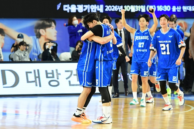 팀 승리 후 동료들과 포옹하는 최승욱(가운데 오른쪽). /사진=KBL 제공