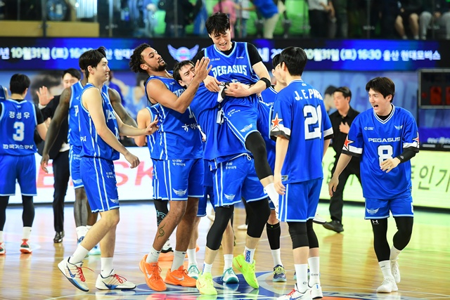 팀 동료들의 축하를 받는 최승욱(가운데). /사진=KBL 제공