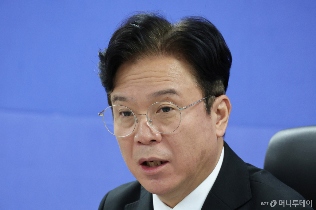 (서울=뉴스1) 신웅수 기자 = 김영훈 고용노동부 장관이 29일 서울 여의도 국회 의원회관에서 열린 기후에너지환경노동위원회 당정에서 발언하고 있다. 2026.10.29/뉴스1 Copyright © 뉴스1. All rights reserved. 무단 전재 및 재배포, AI학습 이용 금지. /사진=(서울=뉴스1) 신웅수 기자