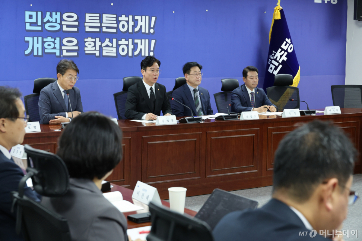 (서울=뉴스1) 신웅수 기자 = 김영훈 고용노동부 장관이 29일 서울 여의도 국회 의원회관에서 열린 기후에너지환경노동위원회 당정에서 발언하고 있다. 2026.10.29/뉴스1 Copyright © 뉴스1. All rights reserved. 무단 전재 및 재배포, AI학습 이용 금지. /사진=(서울=뉴스1) 신웅수 기자