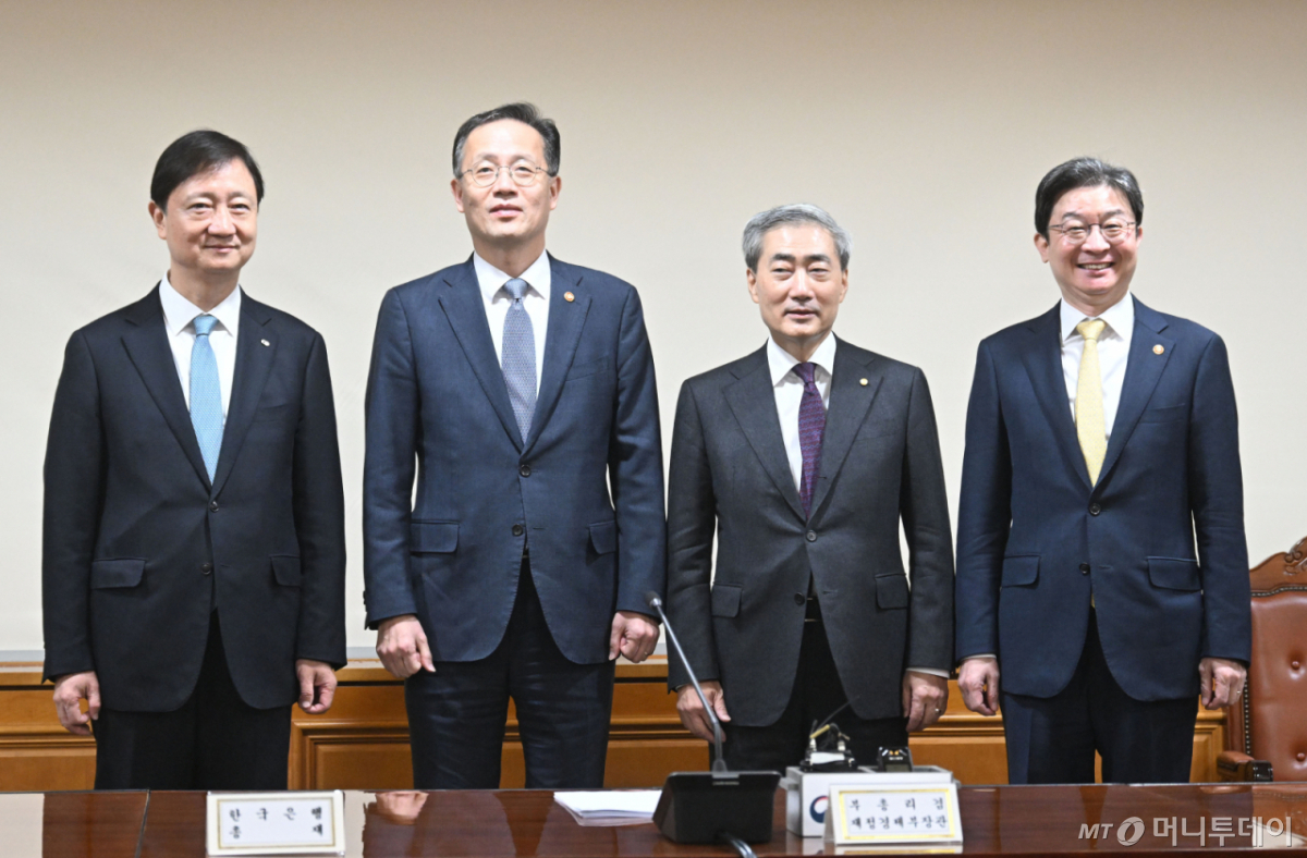(서울=뉴스1) = 이형일 부총리 겸 재정경제부 장관이 29일 서울 중구 은행연합회에서 열린 확대 거시경제금융회의에서 참석자들과 기념촬영을 하고 있다. 왼쪽부터 이찬진 금융감독원장, 이형일 부총리, 신현송 한국은행 총재, 이억원 금융위원장. (재정경제부 제공. 재판매 및 DB 금지) 2026.10.29/뉴스1 Copyright © 뉴스1. All rights reserved. 무단 전재 및 재배포, AI학습 이용 금지. /사진=(서울=뉴스1)