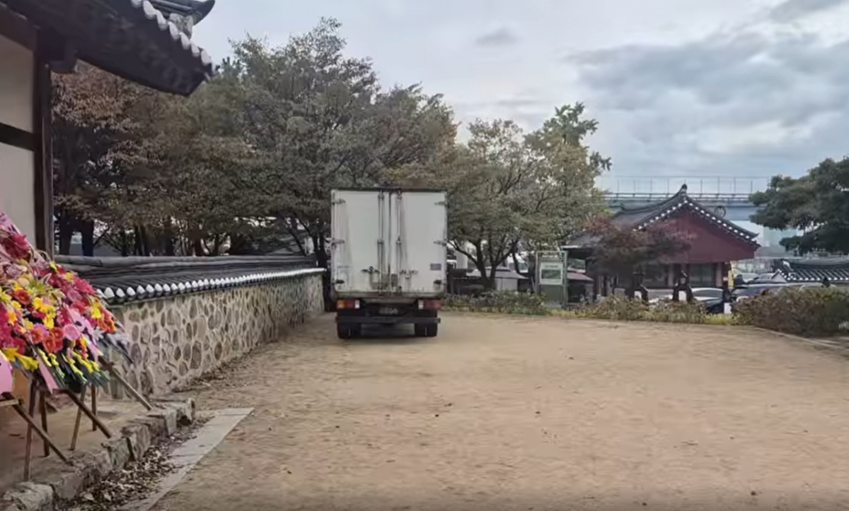 A씨 결혼식장 근처에서 마라톤 행사가 열렸다. A씨는 마라톤 행사의 도로 통제와 소음으로 인해 결혼식이 엉망이 됐다고 토로했다. A씨는 "이정도 소음이 혼례 진행 중 내내 들렸다"며 영상을 공개했다/사진=A씨 측 제공