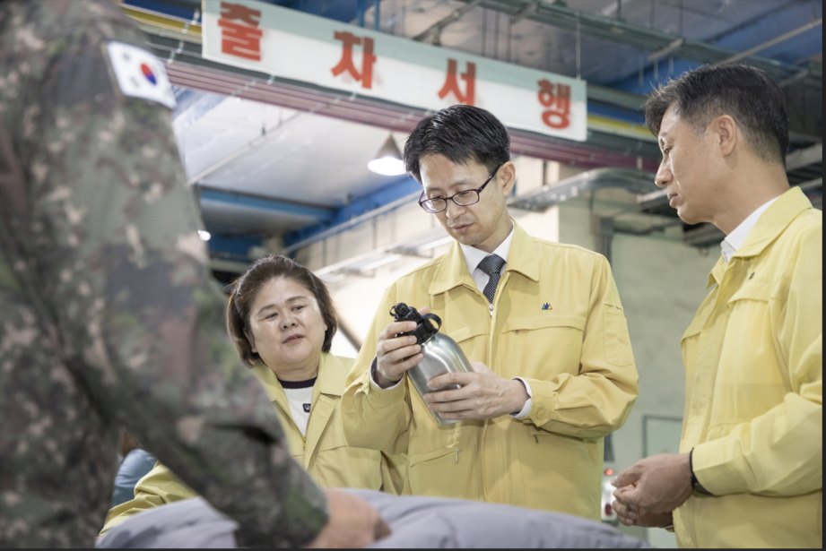 백승보 조달청장이 최근 육군종합보급창을 방문해 군수품의 가격 적성성과 품질을 점검하고 있는 모습./사진제공=조달청