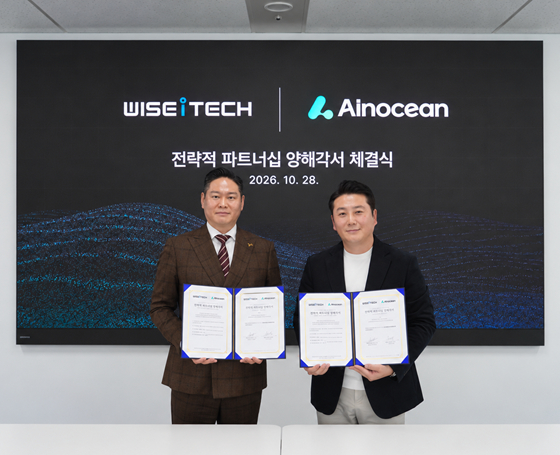 (사진 왼쪽부터)김다산 위세아이텍 대표와 김창수 아이노션 대표가 MOU 체결식에서 기념사진을 촬영 중이다/사진제공=위세아이텍