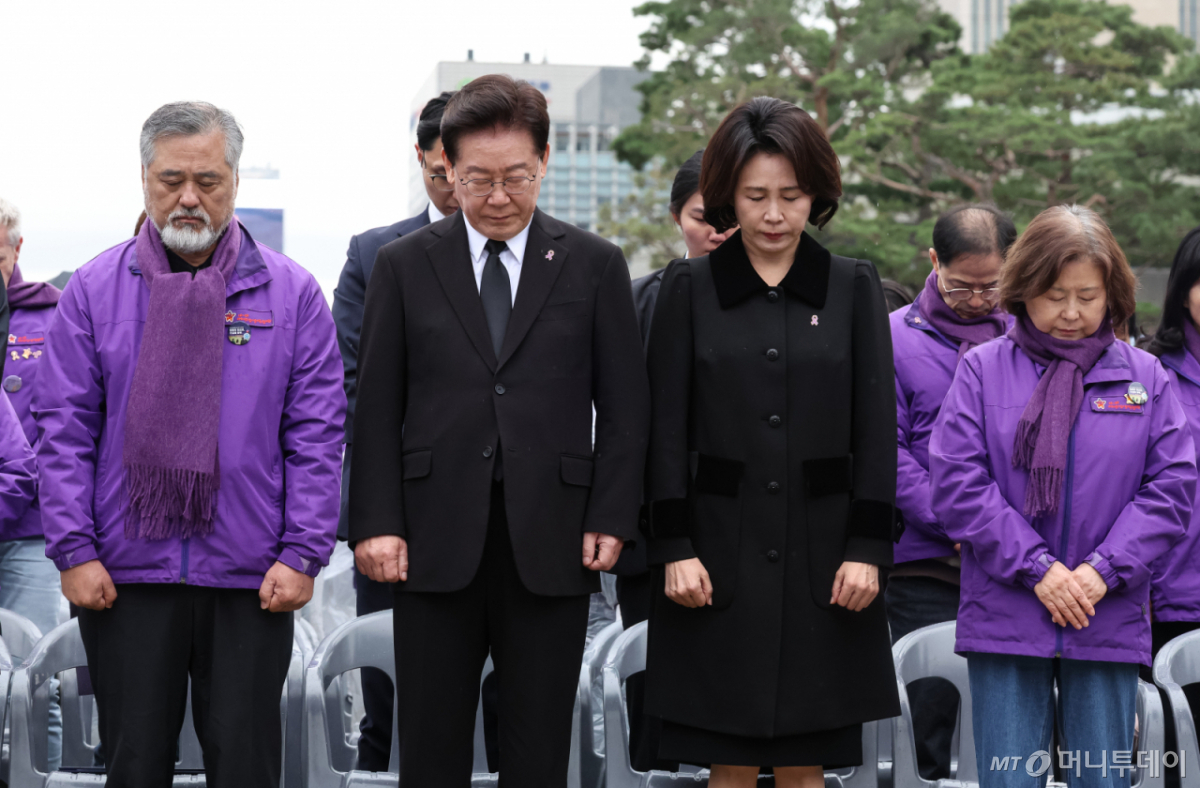 (서울=뉴스1) 허경 기자 = 이재명 대통령과 김혜경 여사가 29일 서울 광화문광장에서 열린 이태원참사 4주기 기억식에서 묵념을 하고 있다. 2026.10.29/뉴스1  Copyright © 뉴스1. All rights reserved. 무단 전재 및 재배포,  AI학습 이용 금지. /사진=(서울=뉴스1) 허경 기자