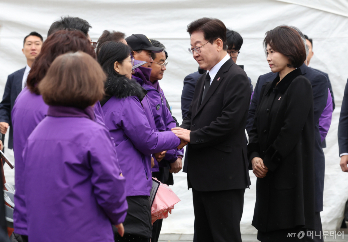 [서울=뉴시스] 조성봉 기자 = 이재명 대통령과 김혜경 여사가 29일 서울 종로구 광화문 광장에서 열린 10·29 이태원 참사 4주기 기억식에 입장하며 유가족과 인사하고 있다. 2026.10.29. suncho21@newsis.com /사진=조성봉
