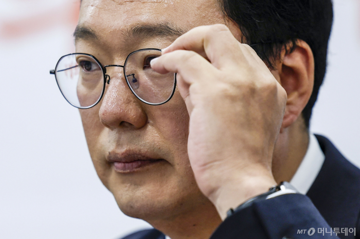 [서울=뉴시스] 정병혁 기자 = 천하람 개혁신당 원내대표가 29일 서울 여의도 국회에서 열린 비상대책위원회의에서 안경을  만지고 있다. 2026.10.29. jhope@newsis.com /사진=정병혁