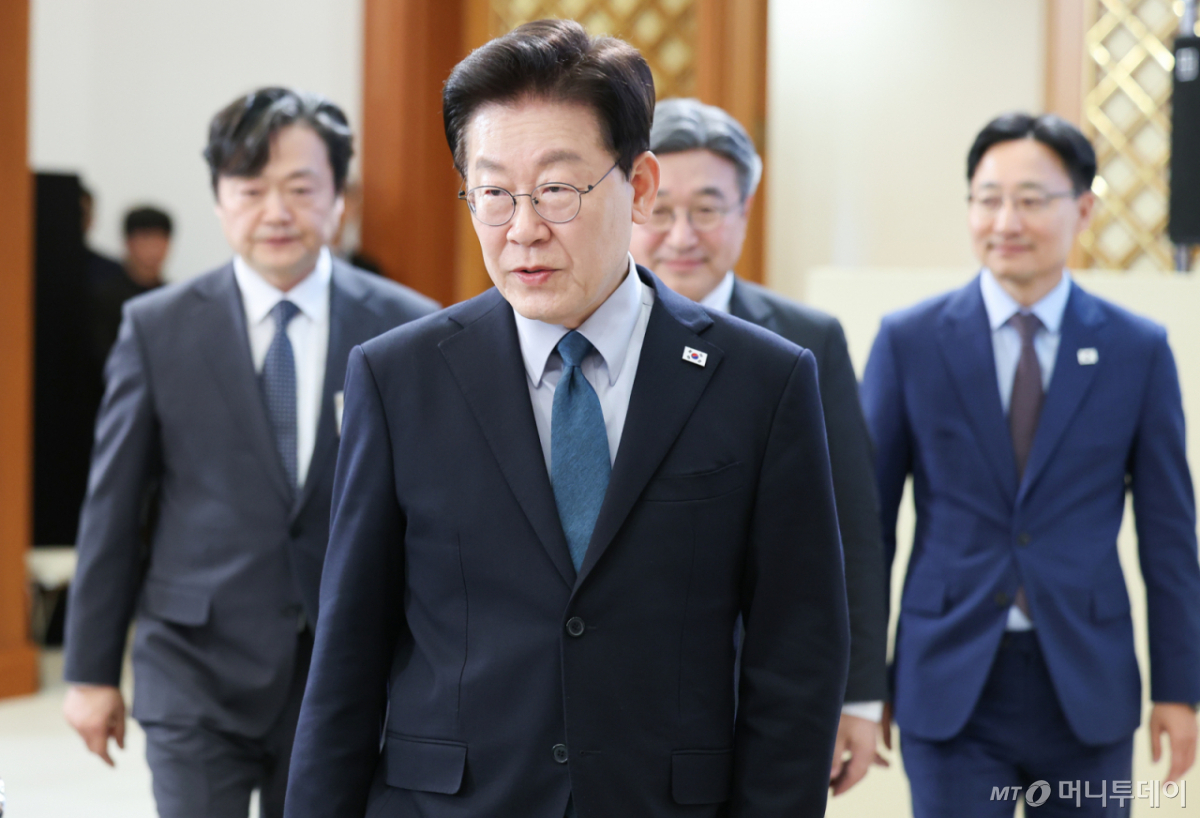 (서울=뉴스1) 이재명 기자 = 이재명 대통령이 28일 청와대에서 열린 국민생명안전위원회 제2차 전체회의에 입장하고 있다. 2026.10.28/뉴스1  Copyright © 뉴스1. All rights reserved. 무단 전재 및 재배포,  AI학습 이용 금지. /사진=(서울=뉴스1) 이재명 기자