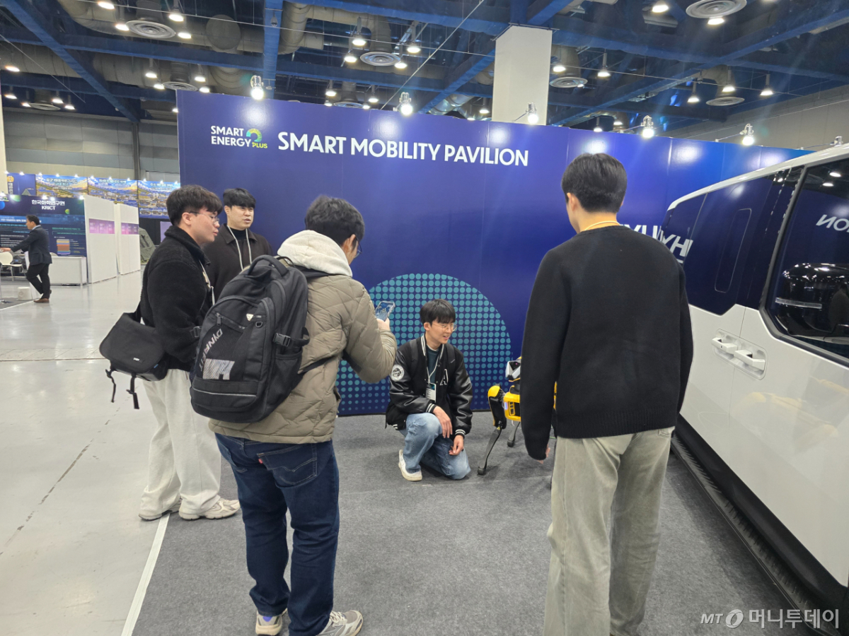 29일 오전 서울 삼성동 코엑스 B홀에서 열린 '스마트 에너지 플러스(SMART ENERGY PLUS·SEP) 2026' 현대자동차 부스. 대학교 선후배들과 함께 전시관을 찾은 박유신씨(26, 가운데)가 현대차그룹 계열사 보스턴다이내믹스가 개발한 로봇 '스팟'과 사진 찍고 있는 모습./사진=김도균 기자