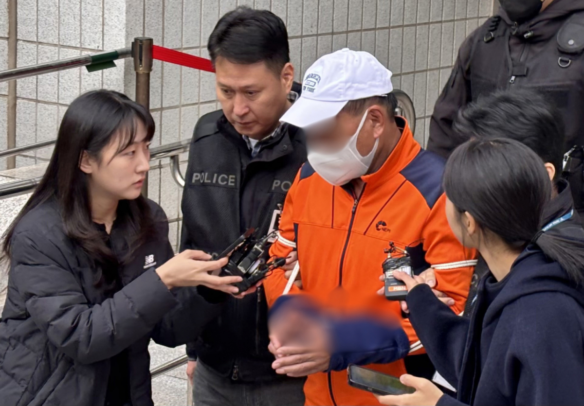 서울 구로구 주택가 골목에 미라화가 된 시신을 유기한 혐의를 받는 60대 남성 김모씨가 29일 서울 양천구 서울남부지방법원에서 구속 전 피의자 심문(영장실질심사)을 마친 뒤 나오고 있다. /사진=뉴시스.