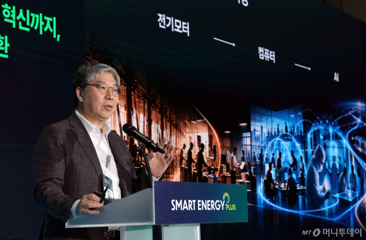 한재준 삼성전자 AX·PI센터 마스터가 29일 서울 강남구 코엑스에서 열린 '스마트 에너지 플러스 2026'에서 'AI가 만드는 반도체의 미래: R&D 가속화부터 제조 혁신까지, 새로운 사이클을 준비하는 반도체의 AI 전환'에 대해 발표하고 있다. /사진=이기범 leekb@