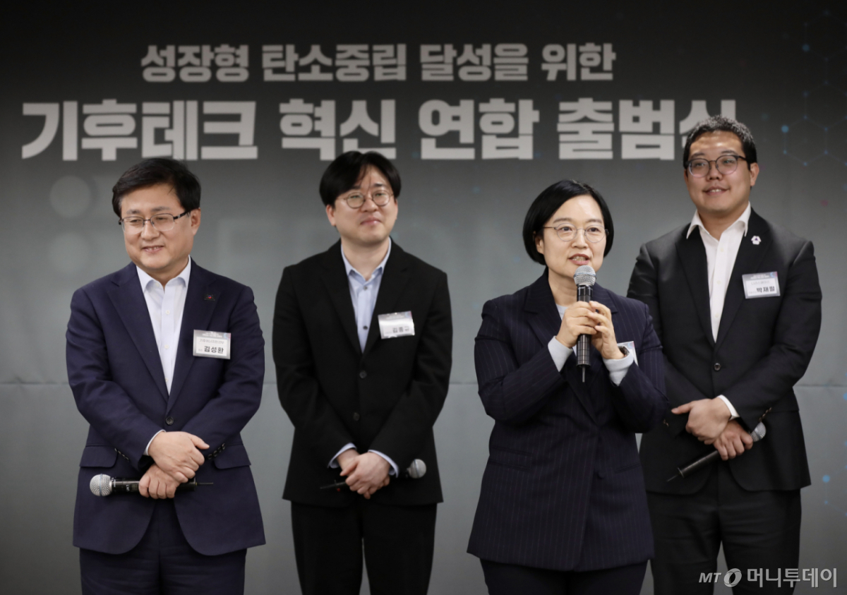 한성숙 당시 중소벤처기업부 장관이 지난 3월 4일 서울 마포구 프론트원에서 열린 '기후테크 혁신 연합 출범식'에서 인사말을 하고 있다. /사진=중소벤처기업부