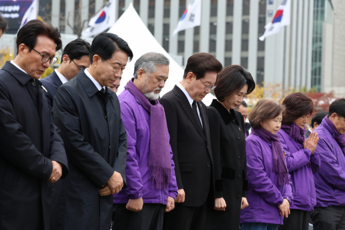 이재명 대통령과 김혜경 여사가 29일 서울 종로구 광화문 광장에서 열린 10·29 이태원 참사 4주기 기억식에서 묵념을 하고 있다./사진=뉴시스.